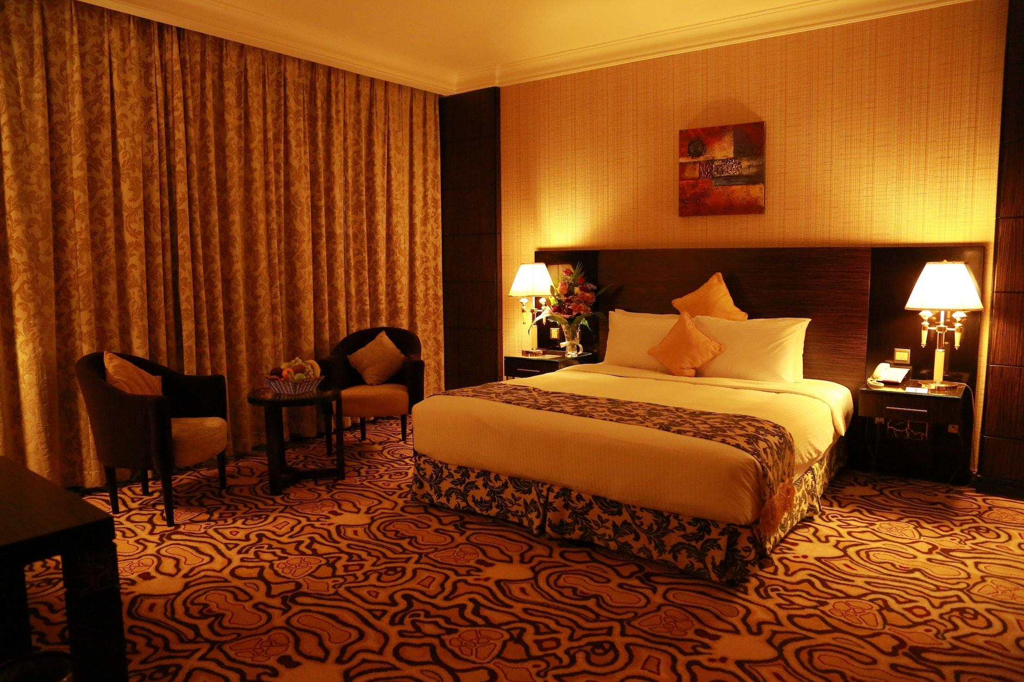 Pullman Hotel Sharjah 5 Шарджа. Sharjah Palace 4 Шарджа. Sharjah Palace Hotel 5. Управляющий отеля Pullman Sharjah 5* отель, Шарджа, эмират Шарджа.